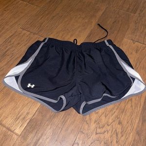 Womens Under Armour Black Semi fitted Shorts size Medium